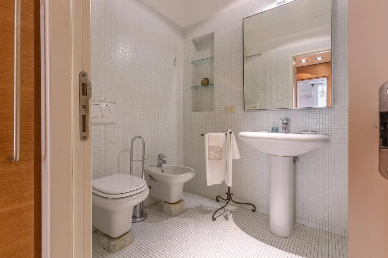 Pleasant Central Apartment With Garden Boloňa
