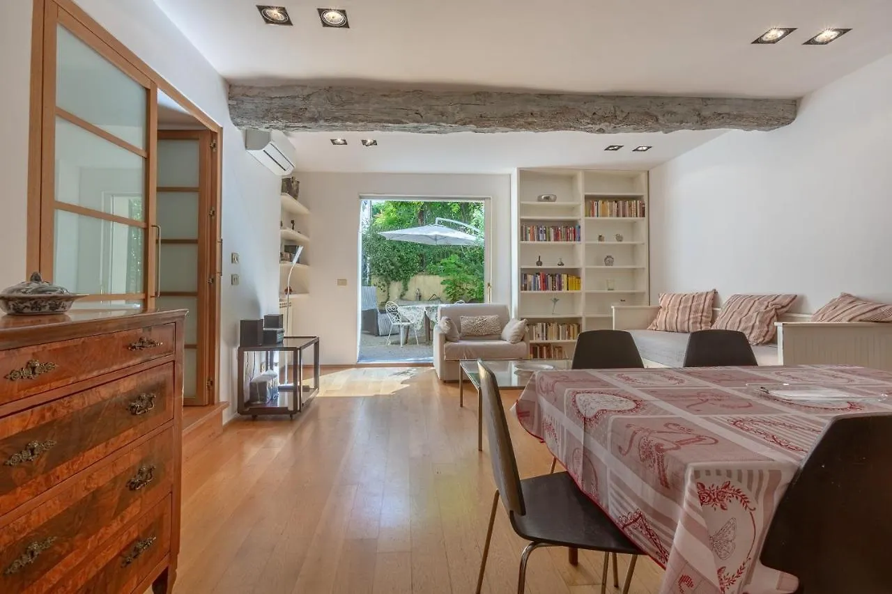 Pleasant Central Apartment With Garden Boloňa